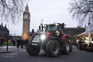 Nông dân lái máy kéo qua Quảng trường Quốc hội, Westminster, London, ngày 25 tháng 3 năm 2024. (Nguồn: PA/AP)