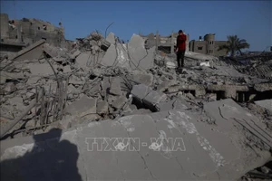 Cảnh đổ nát sau cuộc không kích của Israel xuống thành phố Deir el-Balah, Dải Gaza, ngày 2/4/2024. (Ảnh: THX/TTXVN)