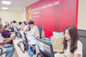 Giải quyết thủ tục hành chính cho người dân tại Trung tâm phục vụ Hành chính công tỉnh Quảng Trị.