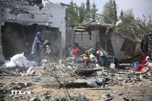 Cảnh đổ nát sau cuộc không kích của Israel xuống thành phố Rafah, Dải Gaza, ngày 15/4/2024. (Ảnh: THX/TTXVN)