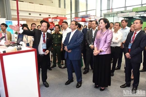 Thủ tướng Phạm Minh Chính tham quan trưng bày về ứng dụng chuyển đổi số trong lĩnh vực ngân hàng.