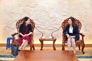 Bà Vũ Thị Chân Phương trao đổi với bà Abigail Ng.