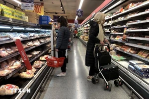 Người dân chọn mua hàng trong siêu thị ở Buenos Aires, Argentina ngày 11/5/2023. (Ảnh: AFP/TTXVN)