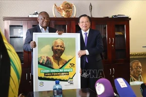 Chủ tịch đảng ANC, Tổng thống Nam Phi Cyril Ramaphosa (trái) tặng quà lưu niệm đồng chí Phan Đình Trạc tại trụ sở đảng. (Ảnh: TTXVN)