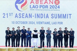 Thủ tướng Phạm Minh Chính cùng Trưởng đoàn các nước ASEAN và Thủ tướng Ấn Độ Narendra Modi chụp ảnh chung. (Ảnh: TTXVN)