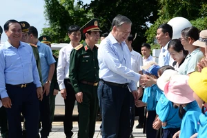 Tổng Bí thư, Chủ tịch nước Tô Lâm với người dân huyện đảo Cồn Cỏ.