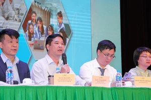 Cán bộ Đại học Quốc gia Hà Nội giải đáp thắc mắc, kiến nghị của học sinh tại ngày hội tư vấn. 
