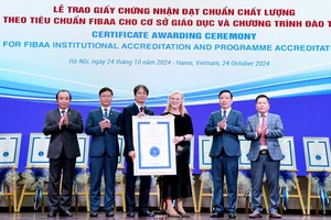 Tổng giám đốc FIBAA, Diane Freiberger trao Chứng nhận đạt chuẩn chất lượng cho Trường đại học Kinh tế quốc dân.