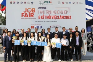 Lãnh đạo Đại học Quốc gia Hà Nội, đơn vị tuyển dụng và sinh viên tại ngày hội.