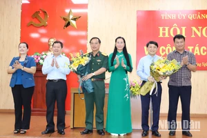 Thường trực Tỉnh ủy Quảng Ngãi tặng hoa chúc mừng đồng chí Hà Hoàng Việt Phương và đồng chí Trần Thế Phan. 