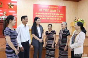 Bí thư Tỉnh ủy Quảng Ngãi Bùi Thị Quỳnh Vân thăm hỏi đời sống bà con vùng miền núi.
