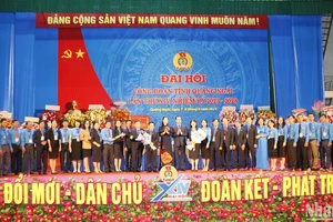 Lãnh đạo tỉnh Quảng Ngãi và Tổng Liên đoàn Lao động Việt Nam tặng hoa chúc mừng Ban Chấp hành Liên đoàn Lao động tỉnh Quảng Ngãi khóa 14, nhiệm kỳ 2023-2028. 