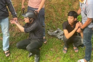 2 nghi phạm bắn 2 nữ lao công khi đang quét rác trong đêm bị lực lượng chức năng bắt giữ tại huyện miền núi Ba Tơ (Quảng Ngãi). 
