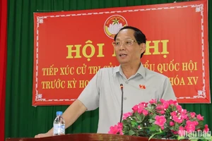 Phó Chủ tịch Quốc hội Trần Quang Phương phát biểu tại buổi tiếp xúc cử tri. 