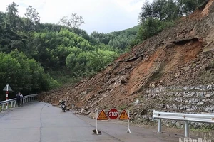 Sạt lở nghiêm trọng tại đèo Eo Chim, thuộc tỉnh lộ 624, đoạn qua địa bàn xã Thanh An, huyện miền núi Minh Long (Quảng Ngãi).