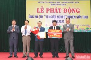 Đại diện lãnh đạo Tổng công ty đầu tư Hợp Nghĩa trao biểu trưng ủng hộ 200 triệu đồng cho Quỹ "Vì người nghèo" huyện Sơn Tịnh năm 2023.