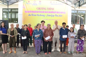 Lãnh đạo tỉnh Quảng Ngãi và Công ty điều hành dầu khí Phú Quốc trao quà Tết cho hộ nghèo ở xã Nghĩa Dõng, thành phố Quảng Ngãi.