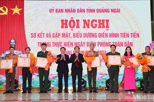 Lãnh đạo tỉnh Quảng Ngãi trao Bằng khen của Ủy ban nhân dân tỉnh cho các tập thể, cá nhân có thành tích trong thực hiện Ngày Biên phòng toàn dân, giai đoạn 2019-2024.