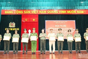 Lãnh đạo Công an tỉnh Quảng Ngãi trao tặng Giấy khen cho các tập thể và cá nhân có thành tích về học tập và làm theo tư tưởng, đạo đức, phong cách Hồ Chí Minh, giai đoạn 2021-2203. 