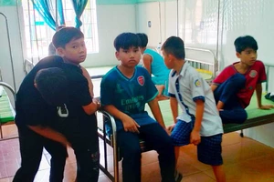 Các học sinh được theo dõi tại Trung tâm y tế huyện Nghĩa Hành.