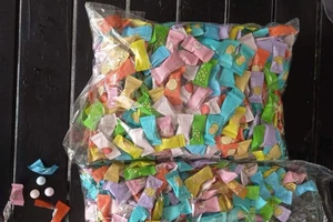 Loại kẹo không rõ nguồn gốc mà các học sinh tiểu học và trung học cơ sở ở xã Hành Tín Tây, huyện Nghĩa Hành đã mua ăn và bị ngộ độc.