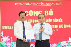 Lãnh đạo Ủy ban nhân dân tỉnh Quảng Ngãi trao Quyết định điều động và bổ nhiệm đồng chí Ngô Văn Dụng giữ chức Giám đốc Ban Ban Quản lý đầu tư xây dựng các công trình giao thông tỉnh Quảng Ngãi.