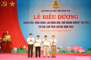 Lãnh đạo tỉnh Quảng Ngãi trao Bằng khen của Ủy ban nhân dân tỉnh cho các chủ doanh nghiệp tiêu biểu thi đua làm theo lời Bác trong Tháng Công nhân năm 2024.