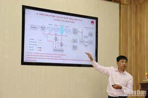 Đại diện lãnh đạo Công ty cổ phần Bột-Giấy VNT19 trình bày sơ đồ công nghệ xử lý nước thải của dự án Nhà máy Bột-Giấy VNT19, cam kết đảm bảo môi trường sau khi đưa nhà máy vào hoạt động. 