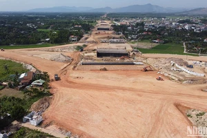 Quảng Ngãi đã hoàn tất công tác giải phóng mặt bằng tuyến chính dự án cao tốc Quảng Ngãi-Hoài Nhơn, đoạn qua địa bàn tỉnh, vượt tiến độ so với yêu cầu của tỉnh và Trung ương.