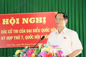 Phó Chủ tịch Quốc hội Trần Quang Phương phát biểu tại Hội nghị tiếp xúc cử tri xã Sơn Tân, huyện miền núi Sơn Tây (Quảng Ngãi).