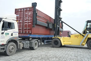 Lô hàng 500 vỏ container đầu tiên được Hòa Phát bàn giao cho đối tác SeaCube. 