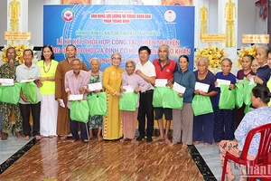 Hành trình lan tỏa tin yêu lần thứ 16 trao tặng quà cho các hộ nghèo ở huyện Tư Nghĩa (Quảng Ngãi). 