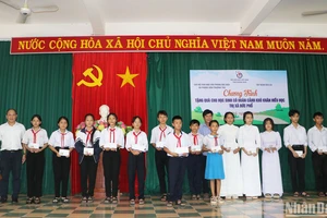 Đại diện Chi hội Nhà báo Văn phòng đại diện và phóng viên thường trú tại tỉnh Quảng Ngãi và Phòng Giáo dục và Đạo tạo thị xã Đức Phổ trao quà tiếp sức học sinh nghèo đến trường.