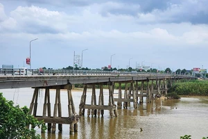 Cầu Trà Khúc 1 bắc qua sông Trà Khúc (thành phố Quảng Ngãi) được xây dựng từ năm 1964, hiện đã bị xuống cấp.