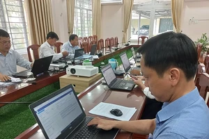 Các thanh tra viên Thanh tra tỉnh Quảng Ngãi xử lý, loại bỏ thanh, kiểm tra trùng lặp, chống chéo trên phần mềm.