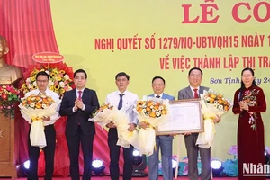 Lãnh đạo tỉnh Quảng Ngãi trao Nghị quyết số 1279/NQ-UBTVQH15 của Ủy ban Thường vụ Quốc hội về việc thành lập thị trấn Tịnh Hà.