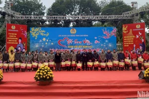 Lãnh đạo Tổng liên đoàn Lao động Việt Nam và Thường trực Tỉnh ủy Cao Bằng tặng quà Tết cho người lao động.