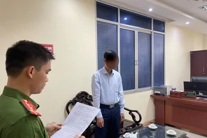 Cơ quan Công an thi hành lệnh khởi tố và bắt tạm giam Phó Giám đốc Sở Tài nguyên và Môi trường tỉnh Cao Bằng. (Ảnh: Công an cung cấp)