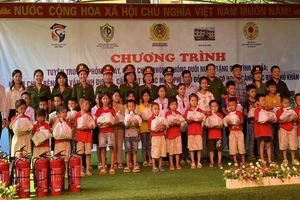Các đơn vị tặng quà cho học sinh xã biên giới Mỹ Hưng, huyện Quảng Hòa, tỉnh Cao Bằng.