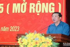 Đồng chí Trần Hồng Minh, Bí thư Tỉnh ủy Cao Bằng phát biểu ý kiến tại hội nghị.