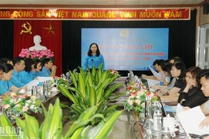 Lãnh đạo Liên đoàn Lao động tỉnh Cao Bằng cung cấp thông tin cho các cơ quan báo chí.