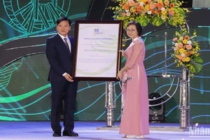 Lãnh đạo tỉnh Cao Bằng đón nhận Bằng chứng nhận danh hiệu Công viên địa chất toàn cầu UNESCO non nước Cao Bằng sau kỳ tái thẩm định lần thứ 1.