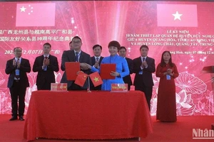 Thị trấn Tà Lùng, huyện Quảng Hòa và thị trấn Thủy Khẩu, huyện Long Châu đã ký kết thỏa thuận hữu nghị.