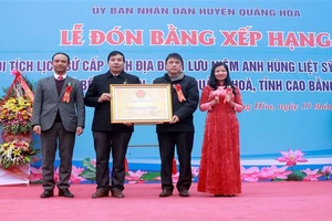 Lãnh đạo Ủy ban nhân dân huyện Quảng Hòa đón nhận Bằng công nhận Địa điểm lưu niệm Anh hùng liệt sĩ Bế Văn Đàn là di tích lịch sử cấp tỉnh.