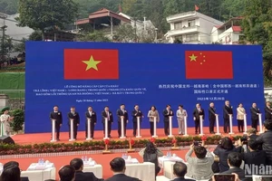 Các đại biểu tiến hành nghi thức nâng cấp cặp Cửa khẩu Trà Lĩnh-Long Bang thành Cửa khẩu quốc tế.