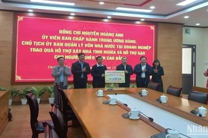 Đoàn công tác Ủy ban Quản lý vốn Nhà nước tại doanh nghiệp trao hỗ trợ xây dựng nhà tình nghĩa cho hộ nghèo ở thành phố Cao Bằng, tỉnh Cao Bằng.