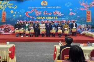 Lãnh đạo Ban Tuyên giáo Trung ương và Huyện ủy Thạch An tặng quà công nhân viên chức lao động hoàn cảnh khó khăn.