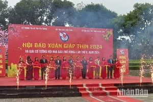 Các đại biểu cắt băng khai mạc Hội báo Xuân tỉnh Cao Bằng năm 2024.