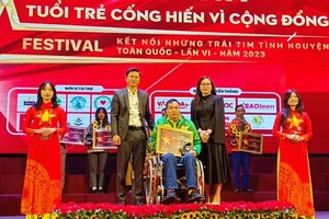 Anh Phạm Văn Thái nhận danh hiệu Tuổi trẻ cống hiến vì cộng đồng năm 2023 do Cộng đồng tình nguyện Việt Nam trao tặng.