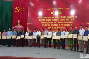 Lãnh đạo tỉnh Cao Bằng tặng Bằng khen cho các tập thể có nhiều thành tích trong giải phóng mặt bằng thi công dự án đường bộ cao tốc Đồng Đăng-Trà Lĩnh.